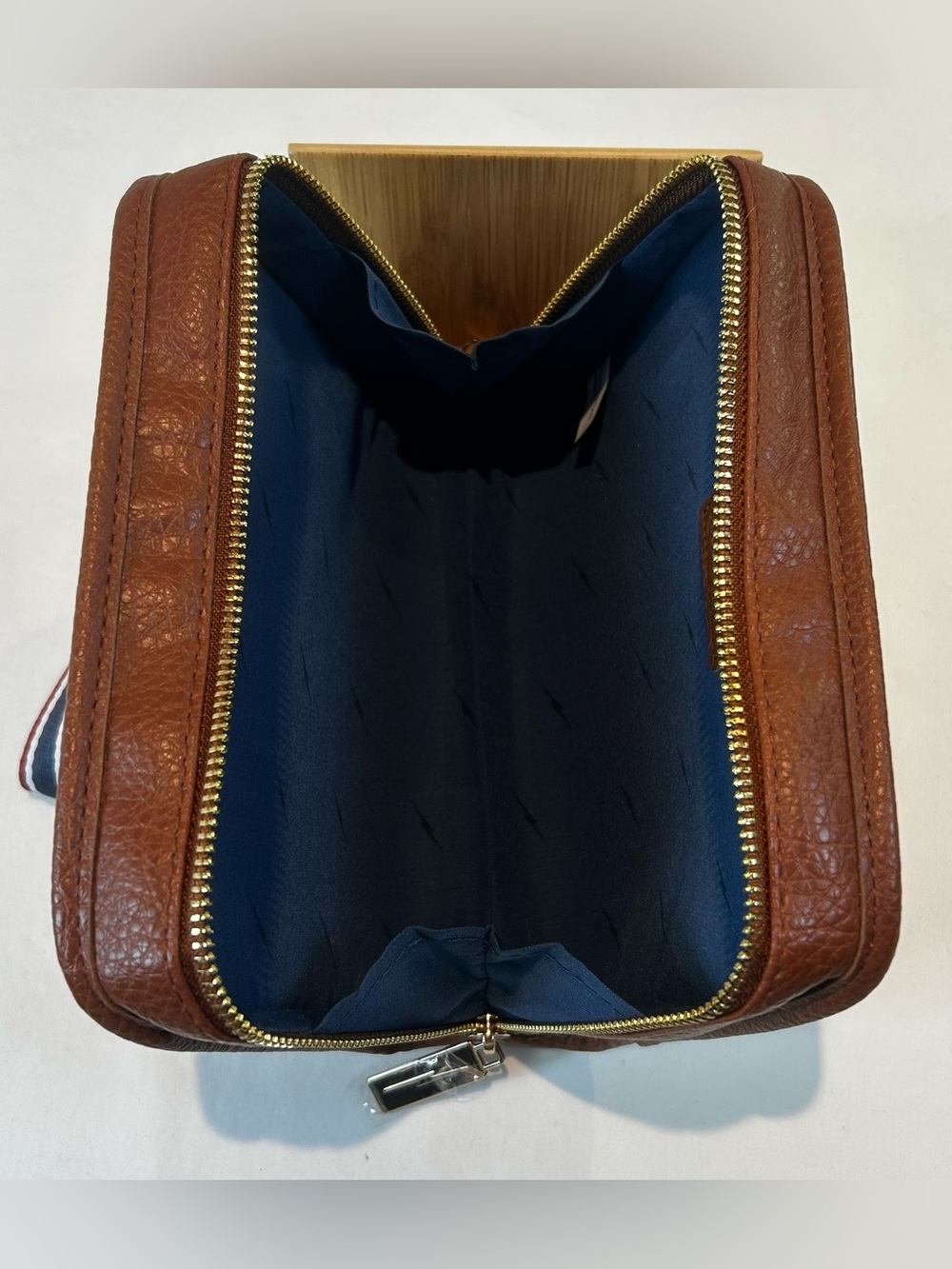 Shinola Detroit American Airlines 1st Class
Amenity Kit Travel Pouch w Strap - Picture 3 of 9